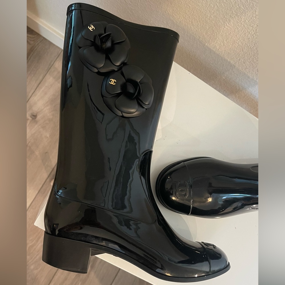 Authentic CHANEL Black Camellia Wellington Rubber Rain Boots Size 37
